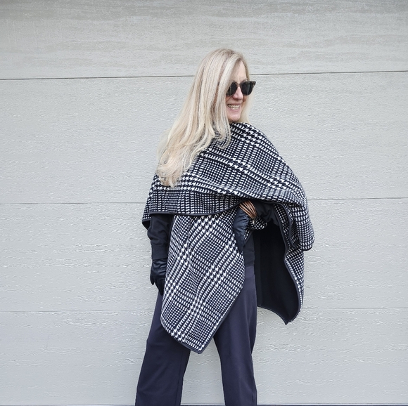 Ike Behar NWOT Black & White Houndstooth/Black Reversible Wrap, One Size, $32 - Picture 4 of 9